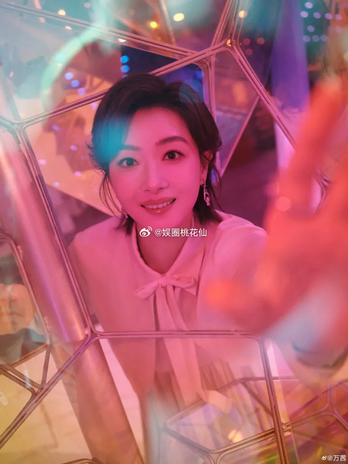 万茜去出席天生会画展，她穿了一件非常漂亮的白色裙子，凸显出了满满的飘逸感，气质超