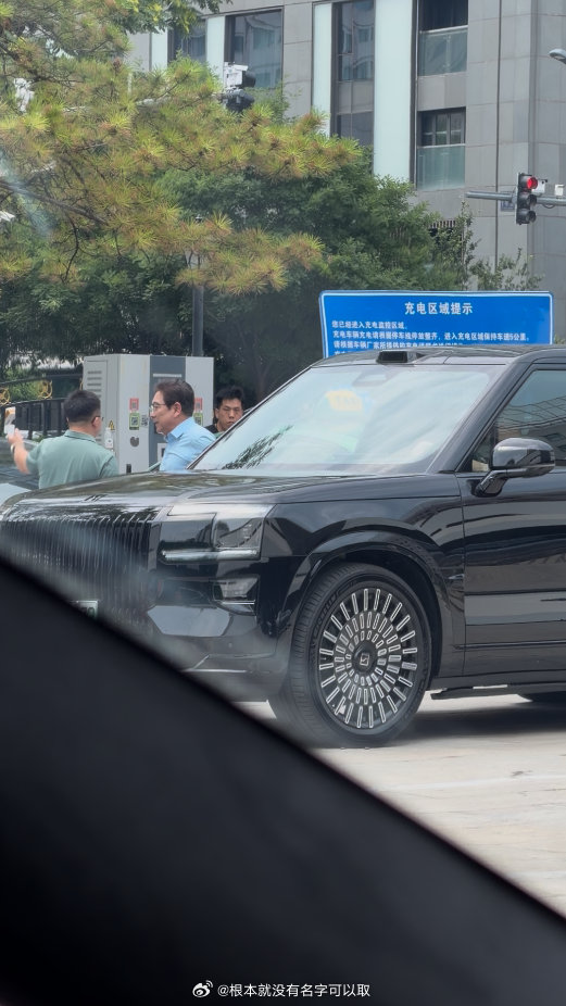 水均益北京排队充电被一眼认出公共充电站平等排队这点很戳我，水均益明明可以接受礼让