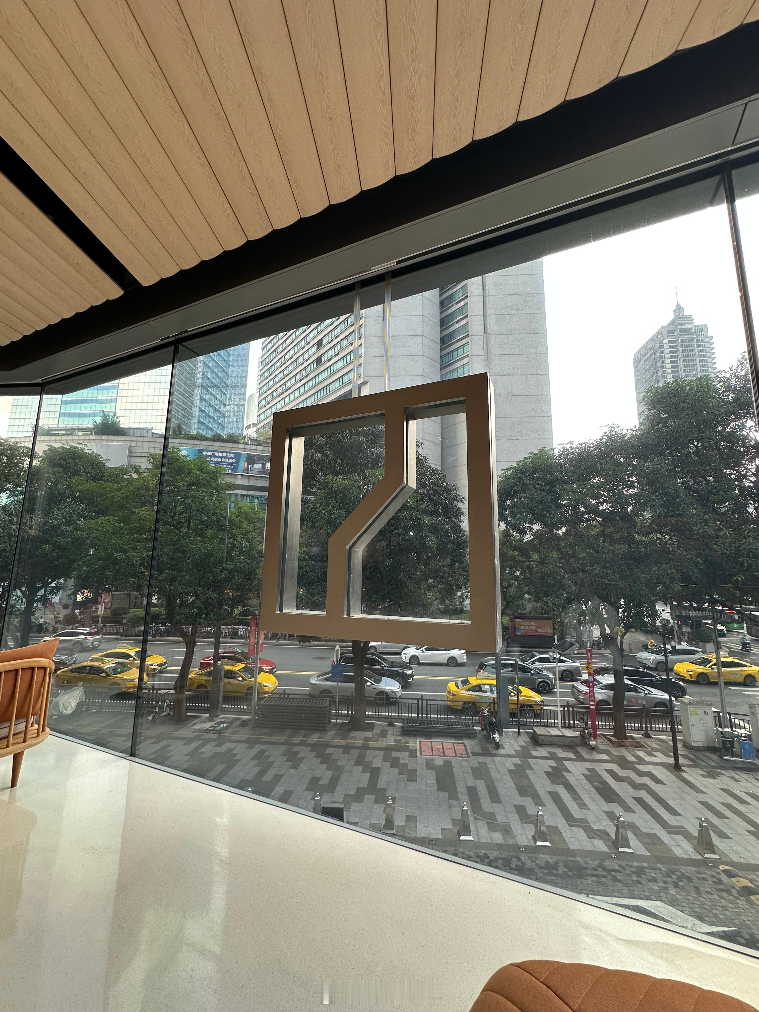 来极氪中心ICC店试下9X～Ultra版不带48V平衡杆，开起来也很爽，很舒服。