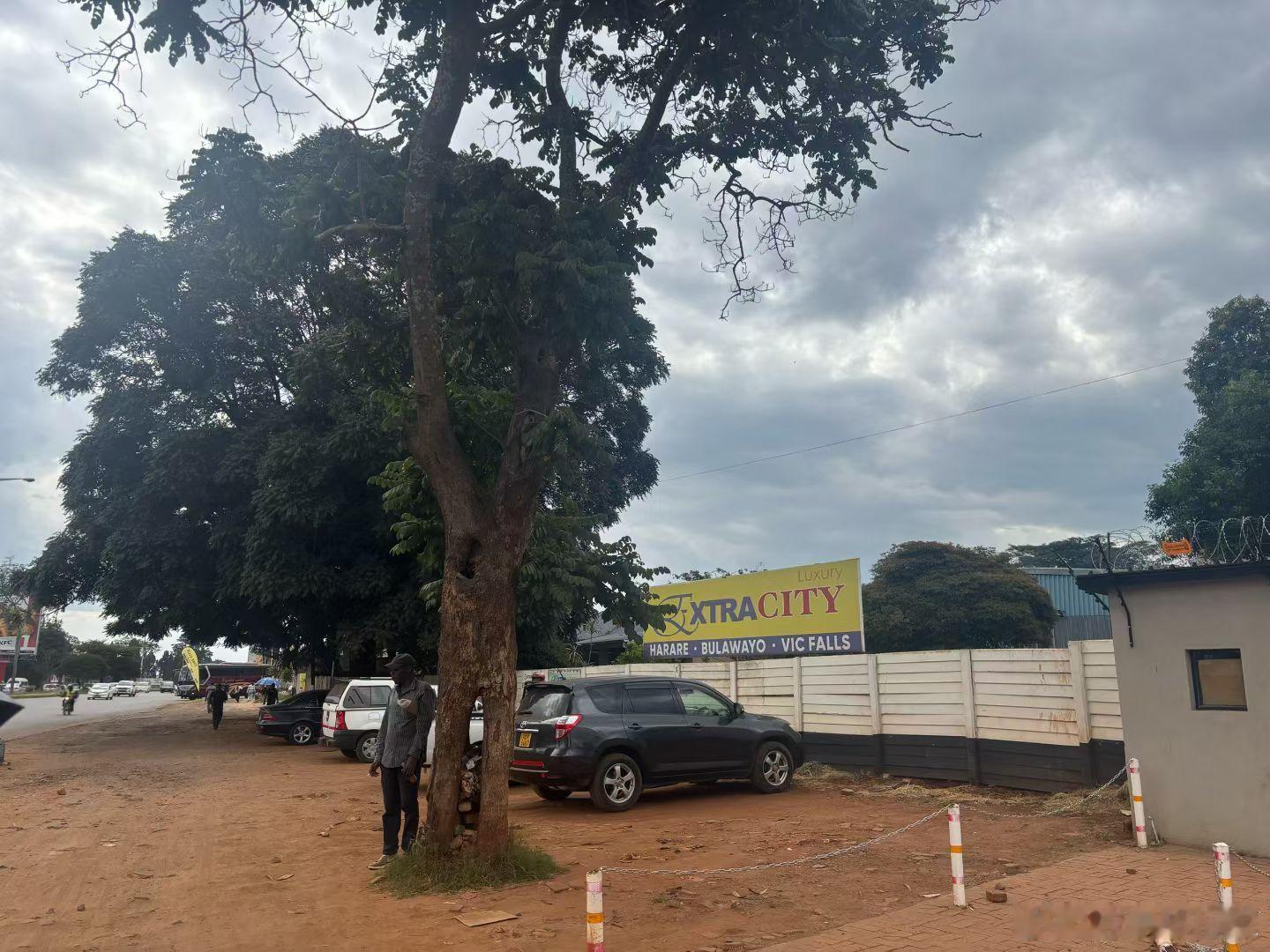 从哈拉雷到瀑布城的过夜巴士，我们订的事这家公司，30美元，车上带wifi，看着很