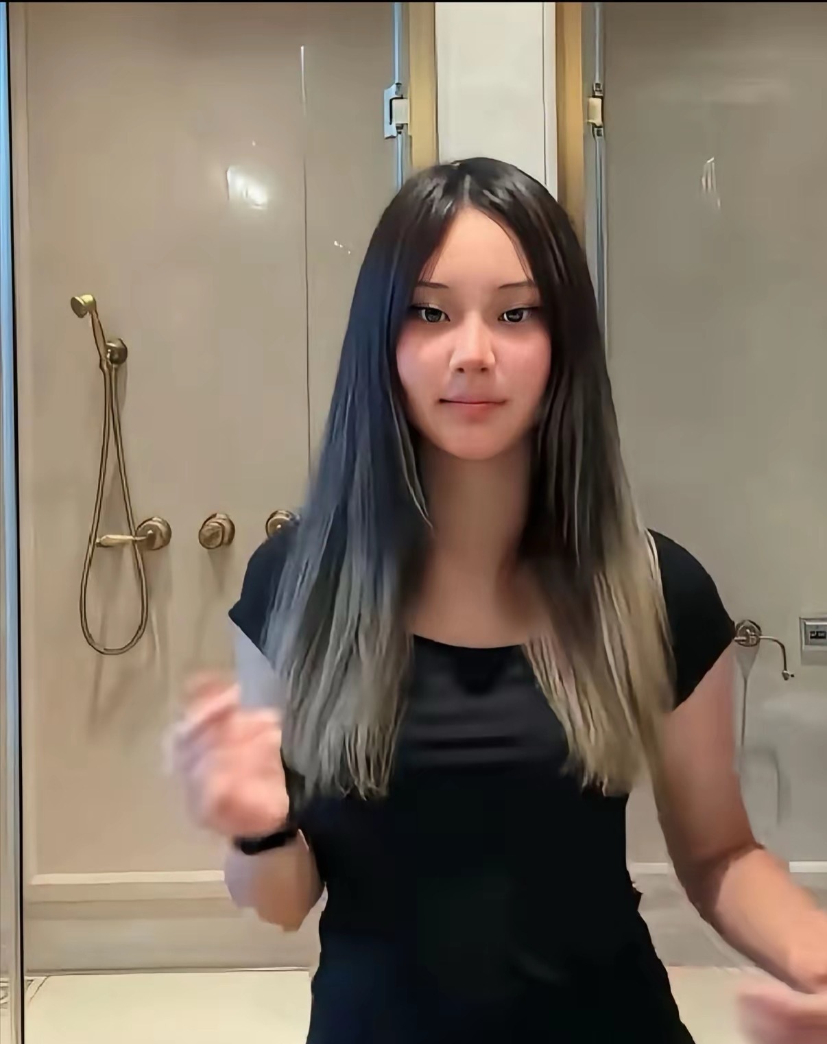 贾乃亮和李小璐的女儿甜馨，真是女大十八变，不过依旧能看出父母的影子。 ​​​