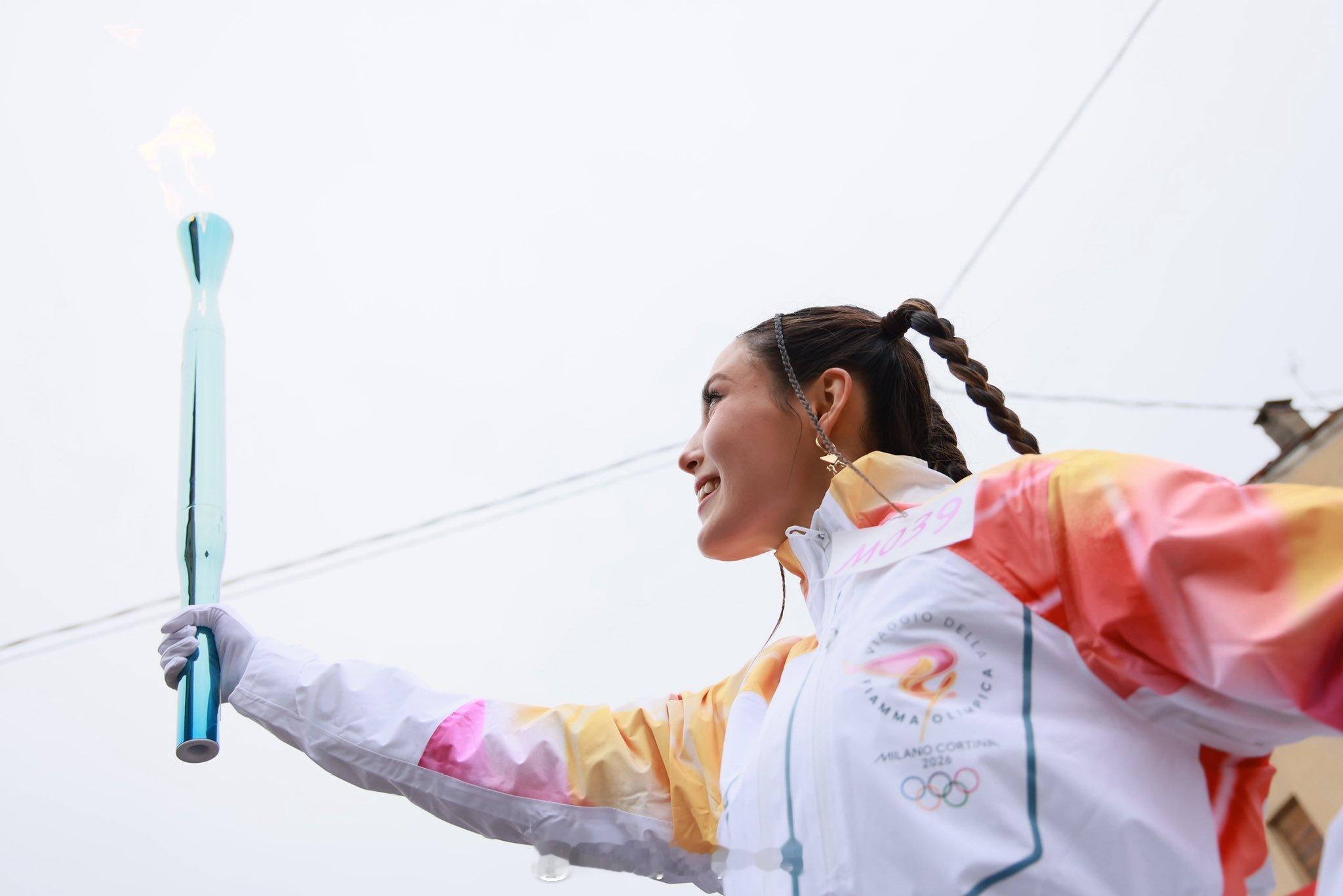 谷爱凌传递米兰冬奥会火炬 1月19日，谷爱凌在维亚达纳传递米兰冬奥会火炬。 