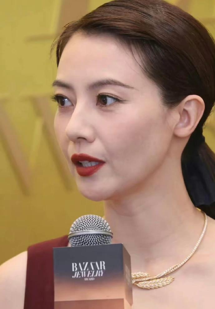 关注女神的都知道，40岁之后的她，并没有沉溺于医美，一味追求年轻幼态，而是坦然面