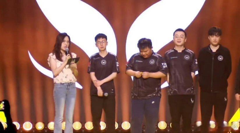 五一被acl刀塔2承包了XG夺冠ACL线下赛 当XG战队捧起冠军奖杯时，所有熬夜