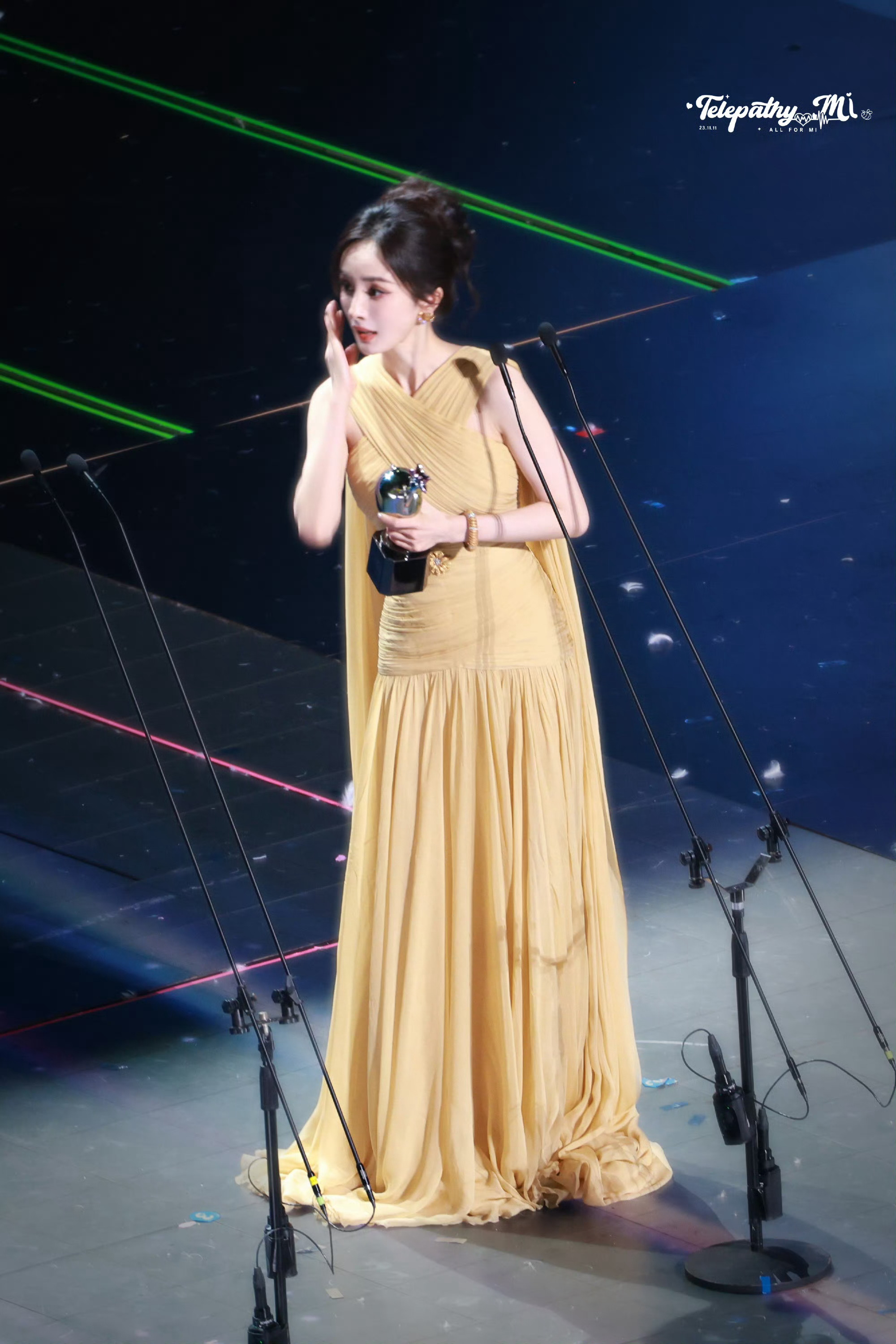 她说 加油呗！就这样大步向前  走为你绽放属于你独一无二的花路