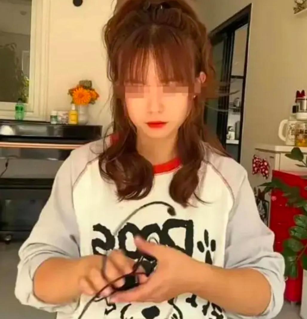 女老师离职反映教育的尖锐冲突，是教育价值观扭曲的后果
女老师因给学生戴小蜜蜂道歉