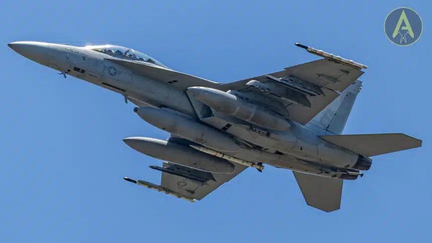首张AIM-260A JATM导弹由美国海军F/A-18F"超级大黄蜂"挂载的照