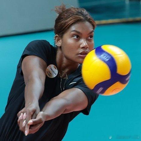 🇧🇷巴西国手洛伦内.特谢拉结束了美国无限制运动员联赛后，重返瓦基弗银行队开始