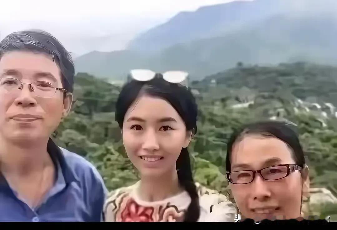 翟欣欣妈妈的面相好渗人！

都说娶妻娶贤，大概率翟欣欣妈妈是个狠角色，教育的女儿