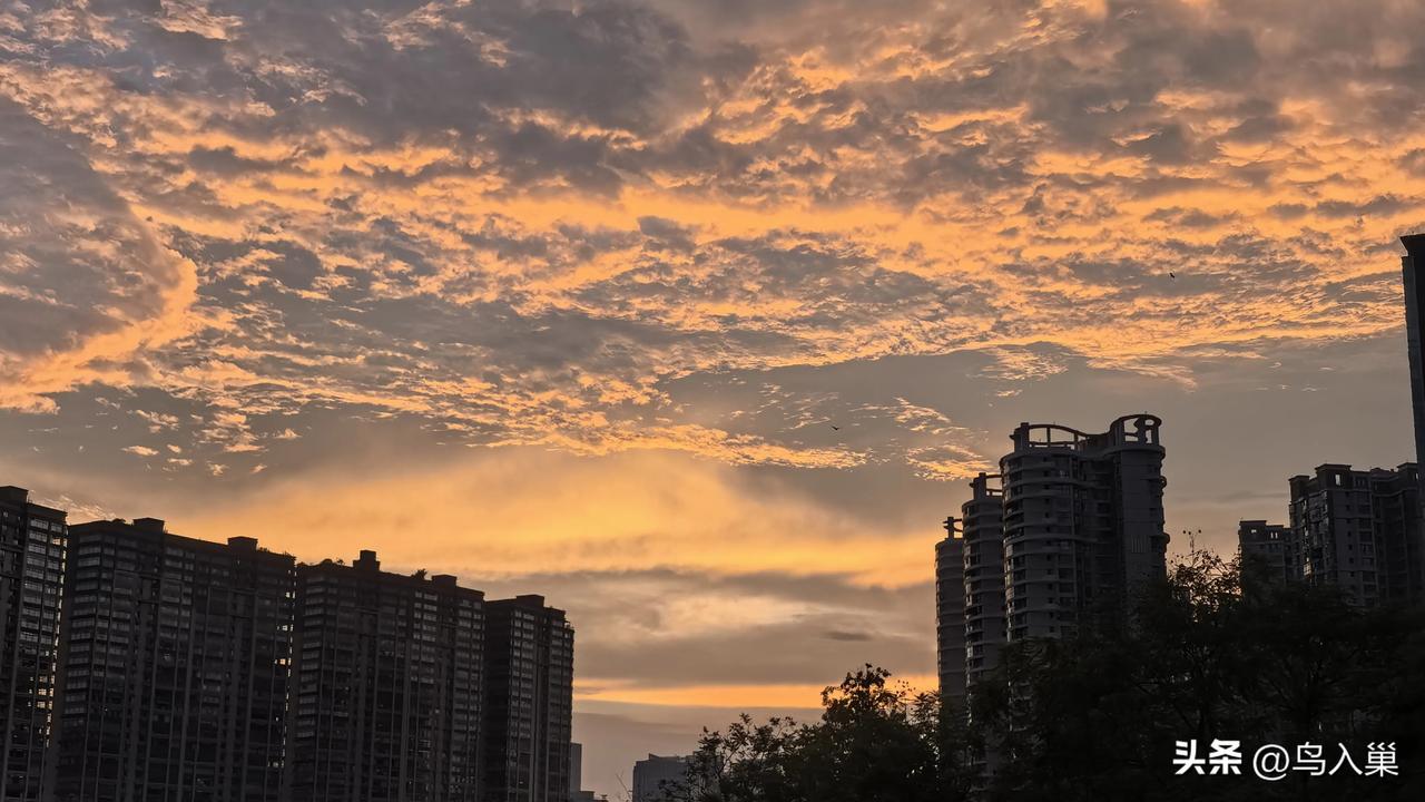 随手拍一张云的图西边的晚霞。