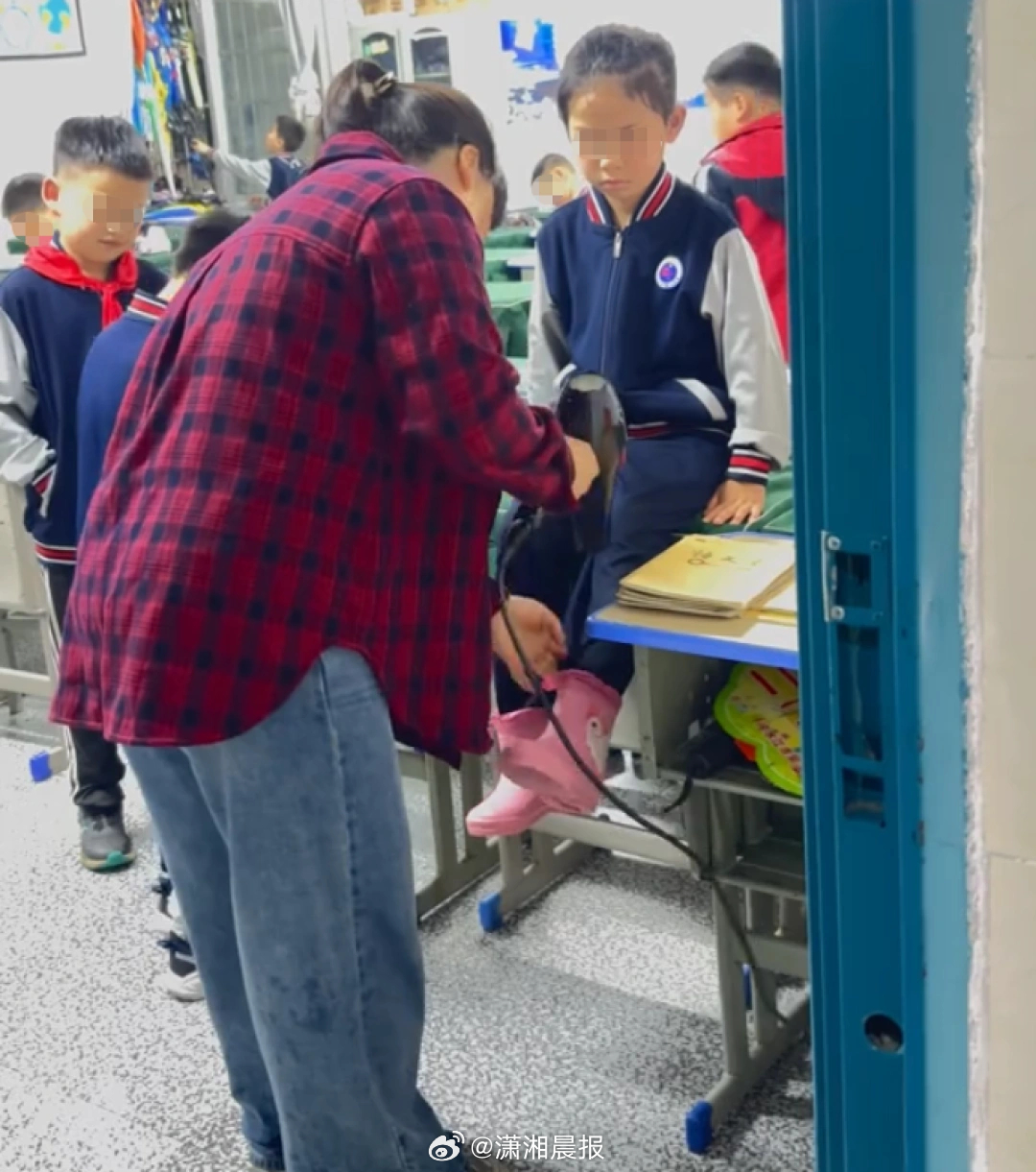 【暴雨天#学生衣裤打湿班主任一件件吹干#，#老师回应被家长偷拍吹干学生的衣裤#：