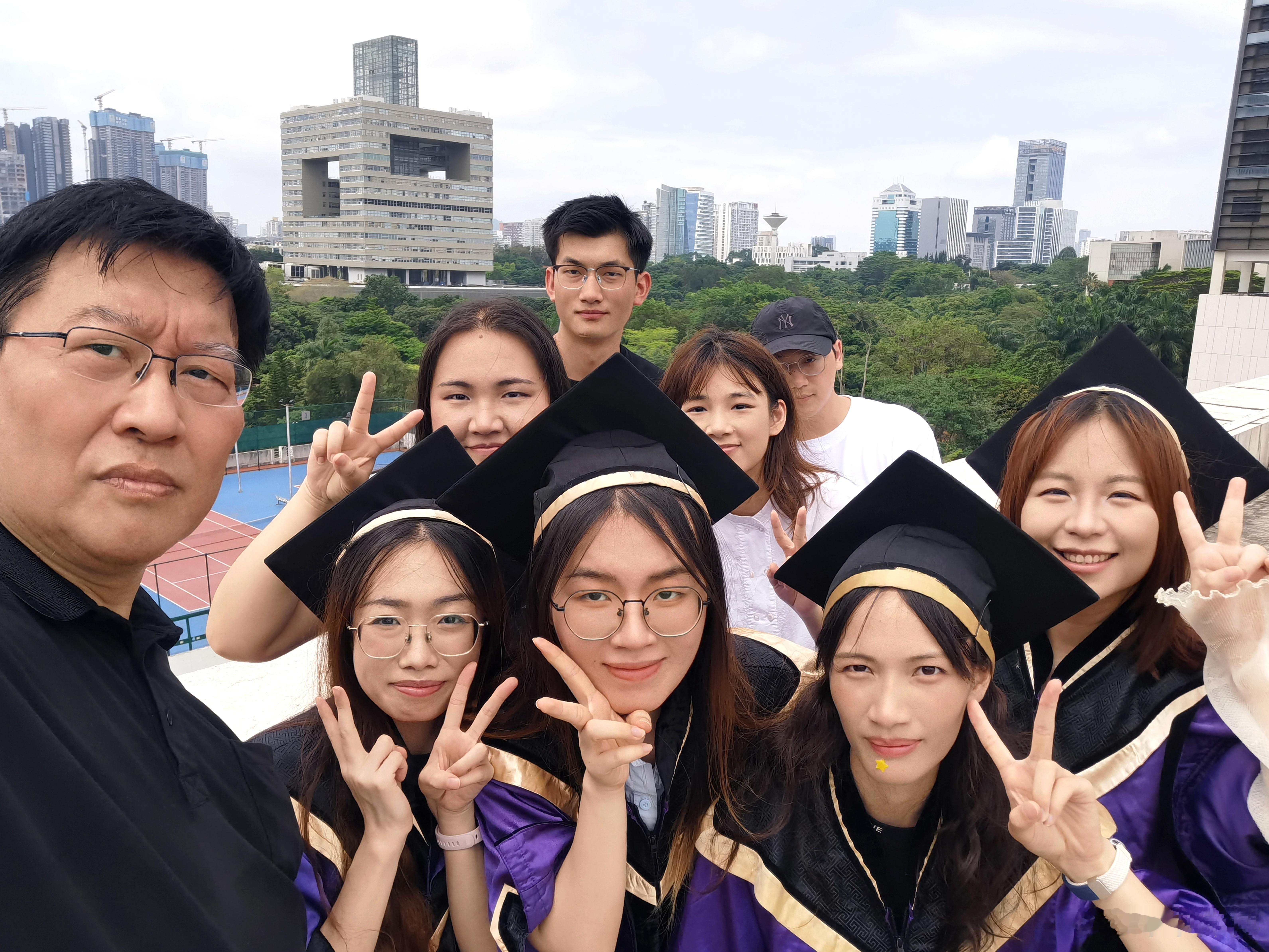 2026钟门研究生毕业季•同门合影我门下四位2023级研究生张舒悦、刘畅、梁舒然