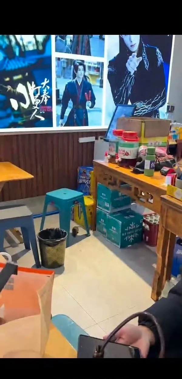 王鹤棣家炸串店现状这老鼠是真的假的啊 
