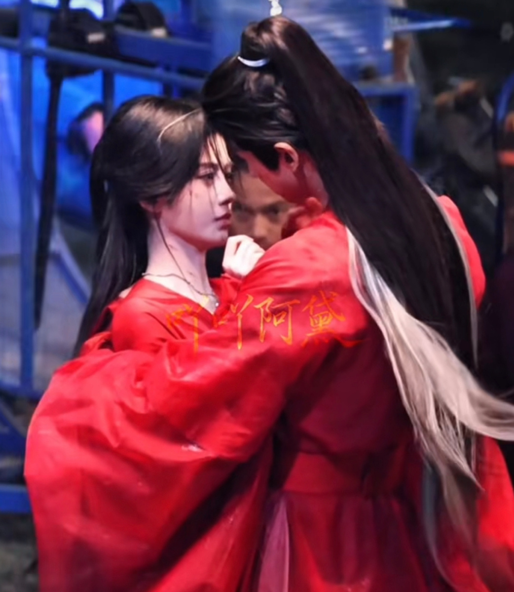 鞠婧祎张云龙《来战》红衣吻戏路透，凄美宿命感十足！ 