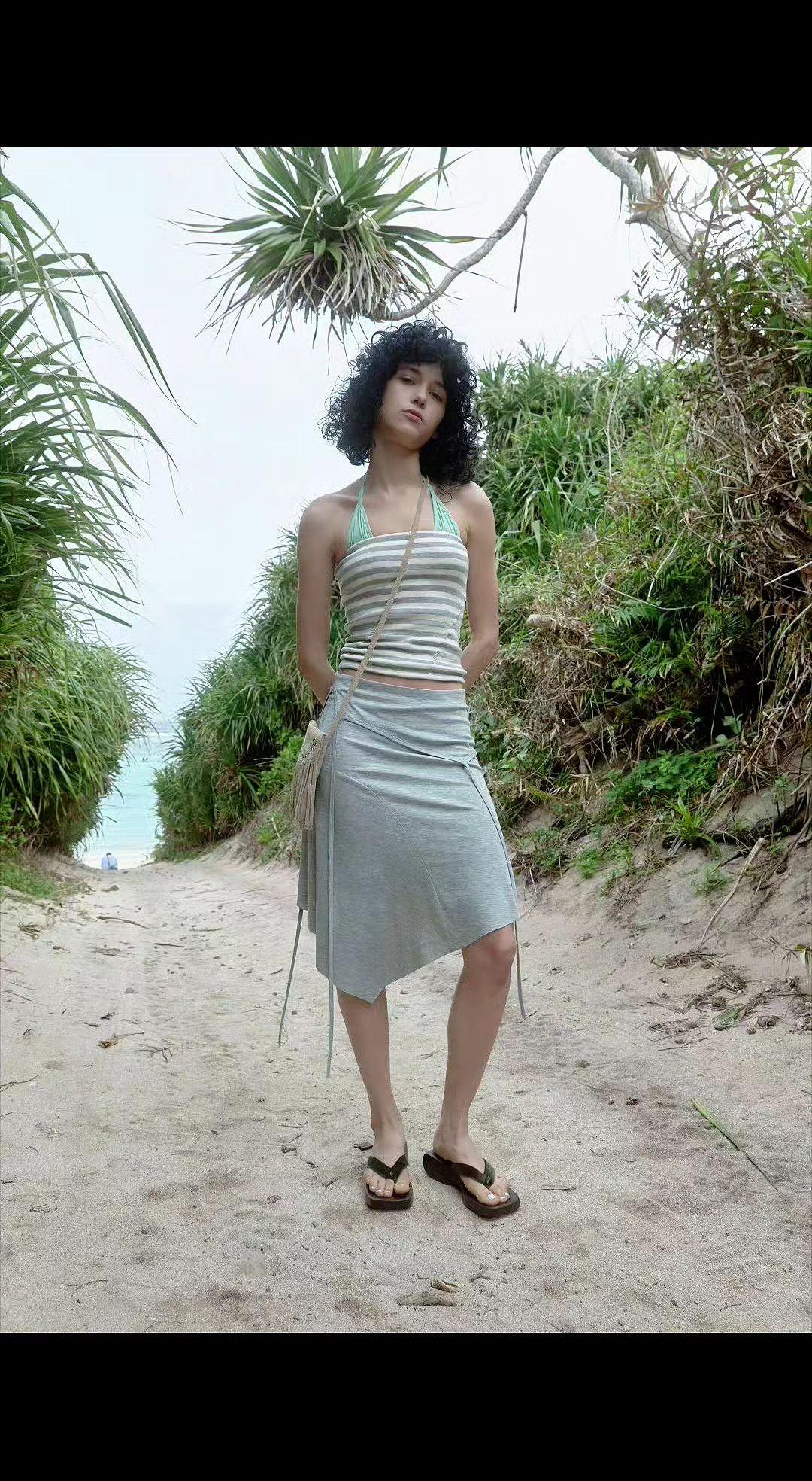 🌿风把海的味道吹成裙角褶皱，草叶在身后偷偷织绿墙。心藏着整片蓝，等脚步叩响浪声