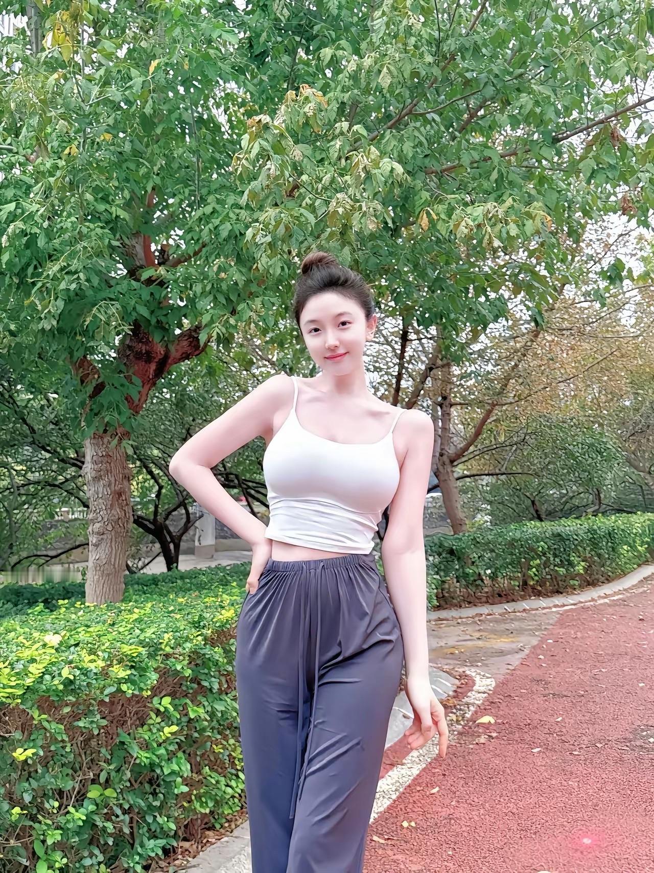 我不是不是零零后，而是零零年的女青年