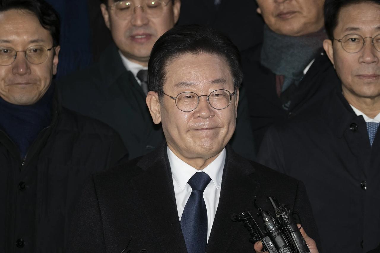 李在明还是对中国出手了！
刚带200人财阀团访华签大单，转头就穿上防弹衣去延坪岛