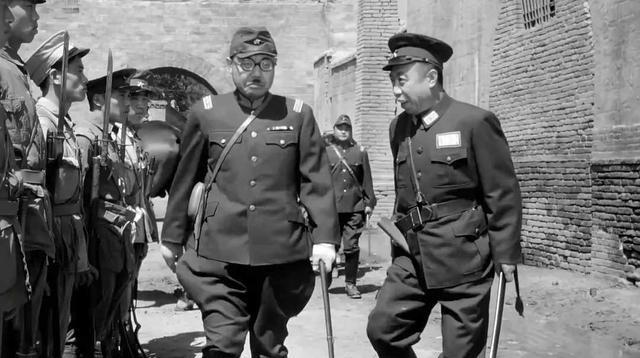 1938年，八路军王金英因为病重，被秘密送回家乡休养，不料邻居却跑去告密，鬼子直