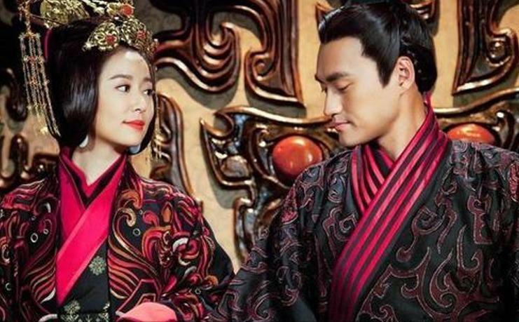 公元59年，大年三十的除夕夜。本该阖家团圆的日子，皇宫里却跪着一个男人——汉明帝