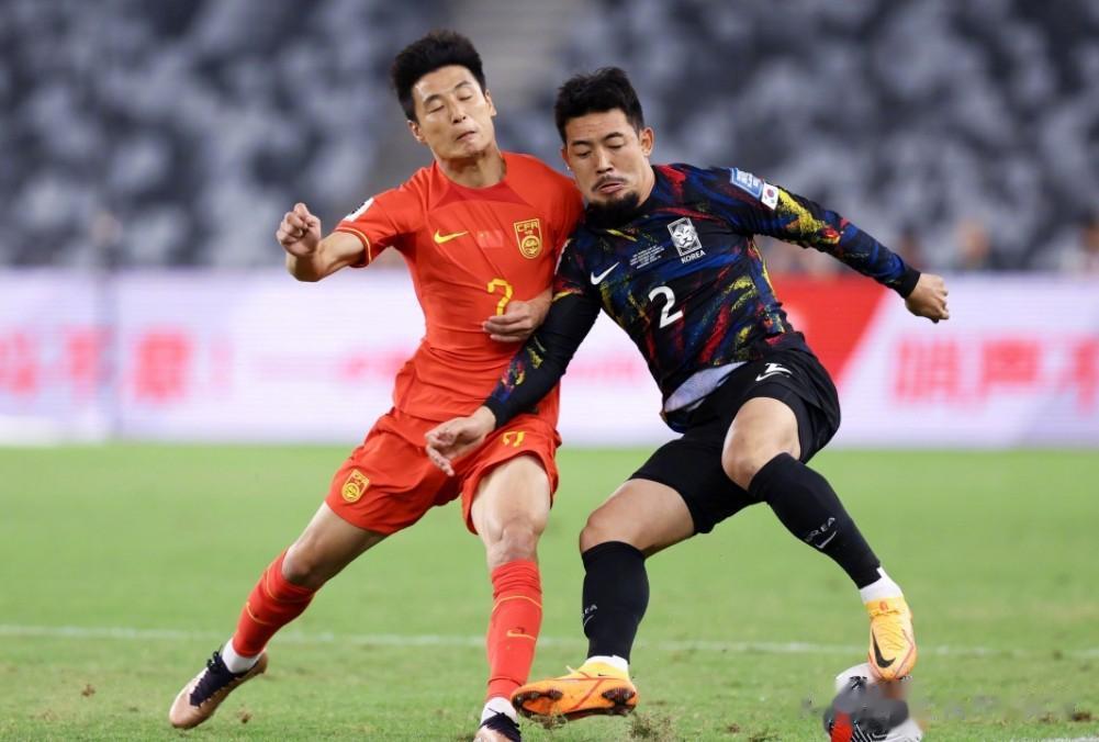 0-3韩国！主裁吹罚引争议，国足输得不甘心，球迷哗众取宠惹众怒
在中国主场迎战韩