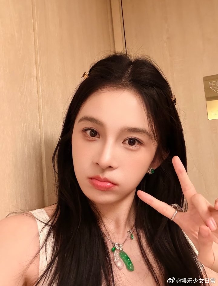 曝赵樱子有孩子了直播抱娃喊“妈妈”，下一秒问“底妆你满意吗”——赵樱子这波操作，