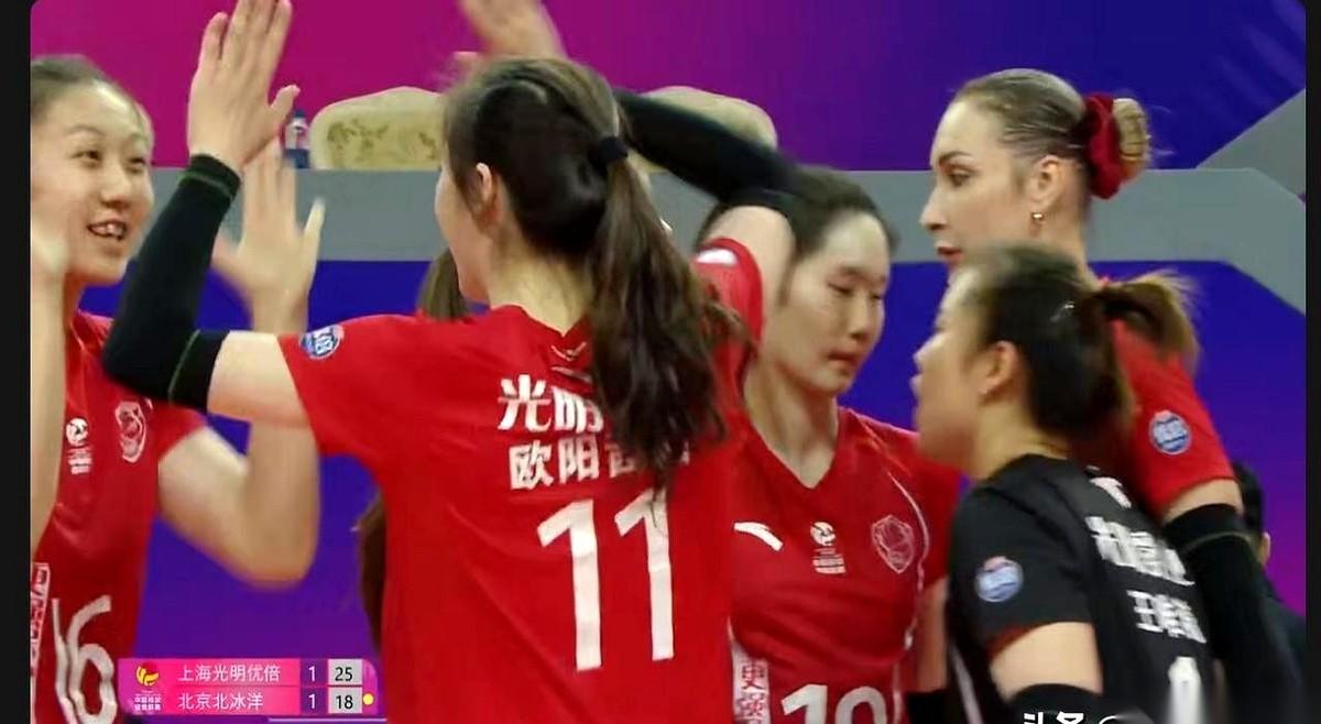 真的，我都不想看了。
上海女排这场球打得，让我怀疑人生。大牌外援范赖克，一个重扣