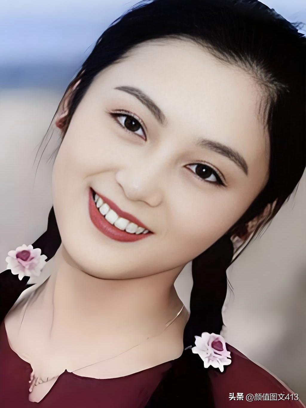 陈红以倾城之姿惊艳岁月，眉眼间尽显古典温婉。从荧幕风华到幕后从容，时光沉淀出她的
