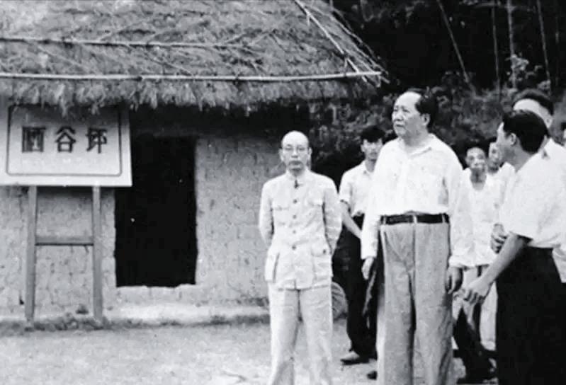 1959年6月27日，毛主席在韶山待了两天后和乡亲们告别，临走时，韶山招待所的所