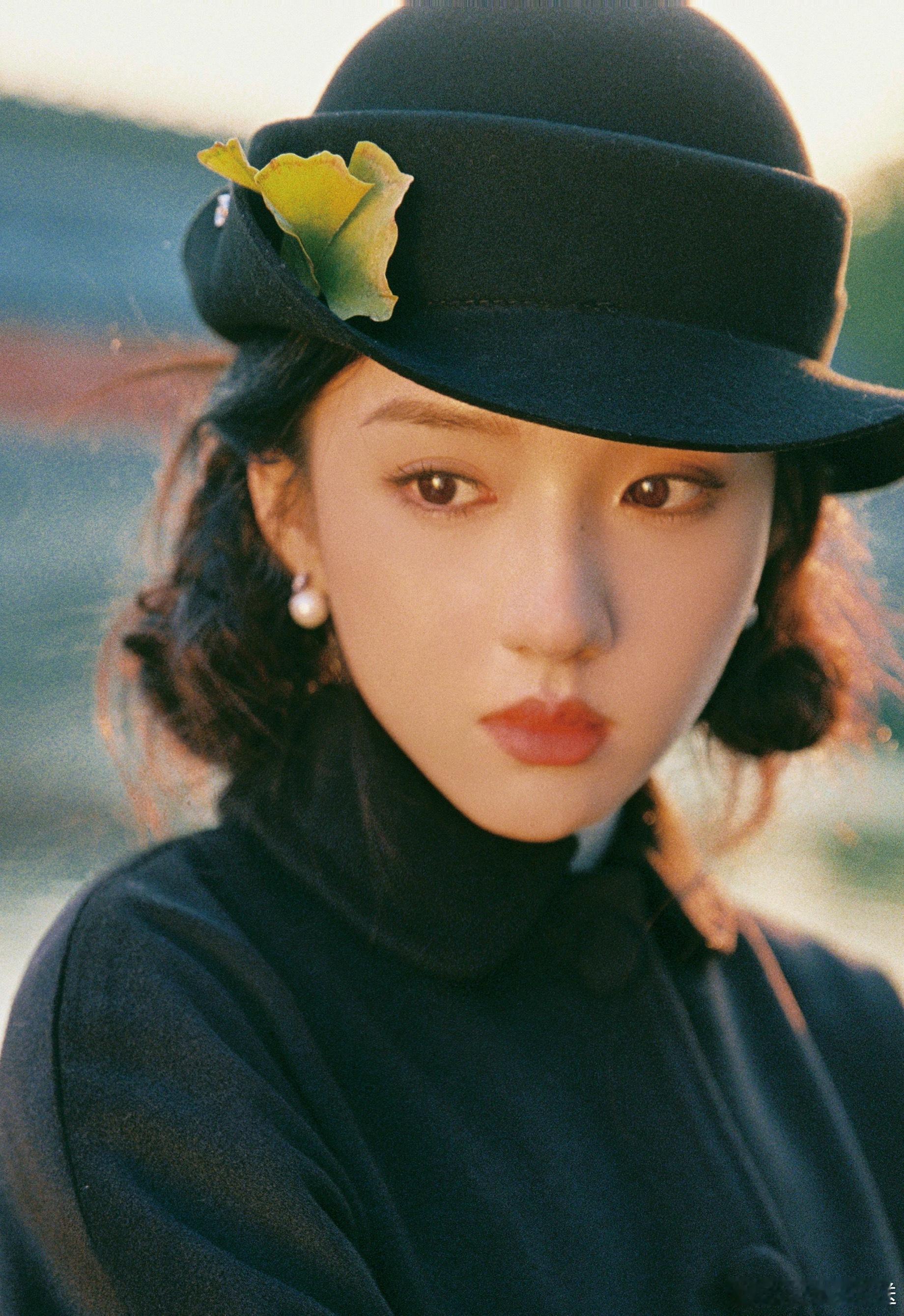 的民国造型适配度也太高了吧！今年生日写真里的她，既有留洋千金的时尚感，又不失东方