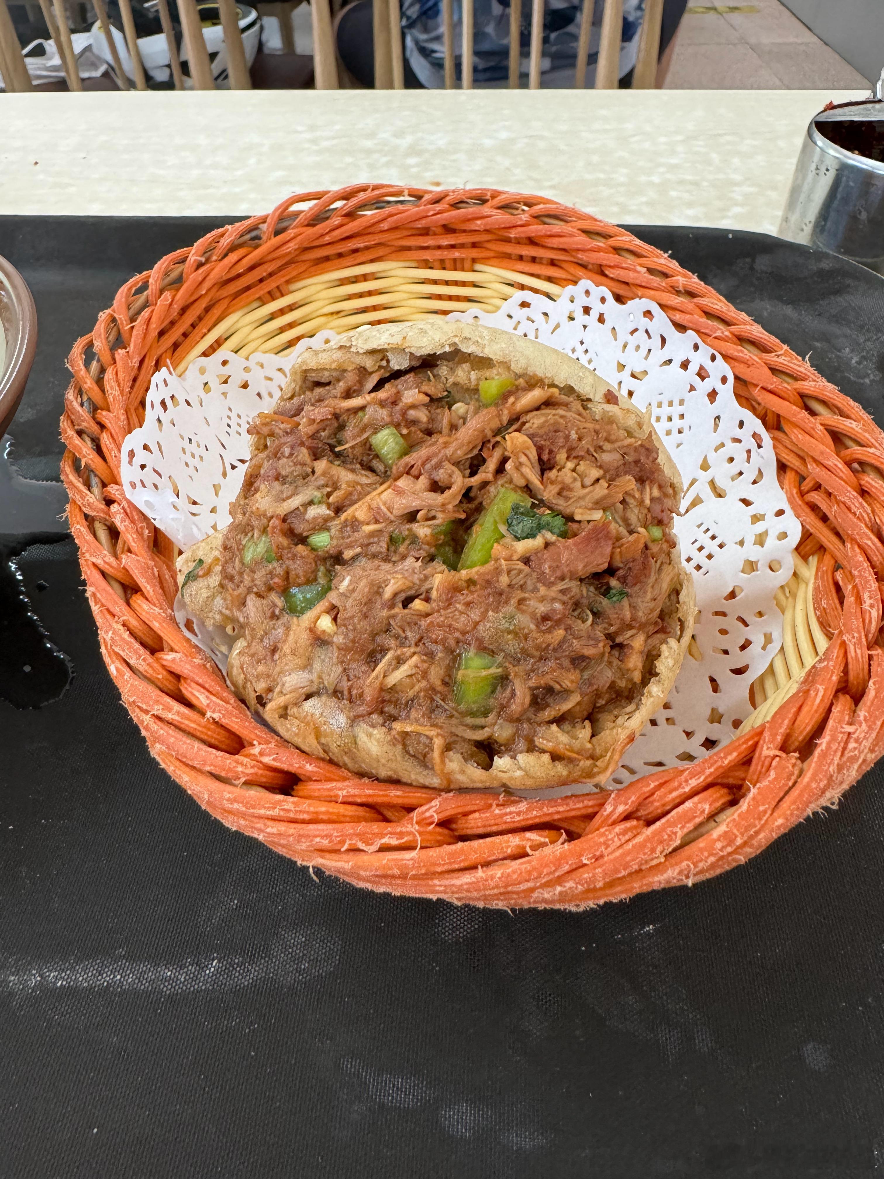 饭点了，要发长陵村的名小吃[哈哈]坛子肉，来长陵不吃坛子肉等于没来  ​​​
