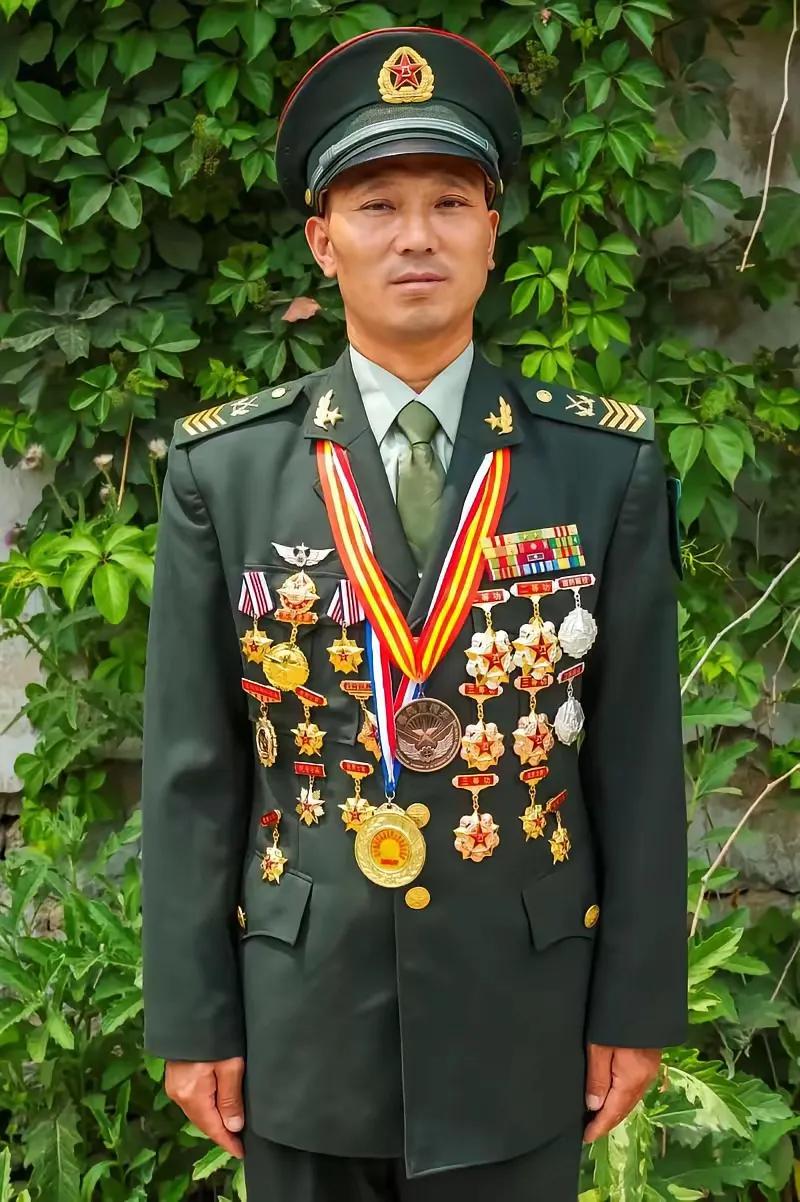 他是北部战区陆军第80集团军某合成旅勤务保障营一级军士长成守平，今年49岁，是身