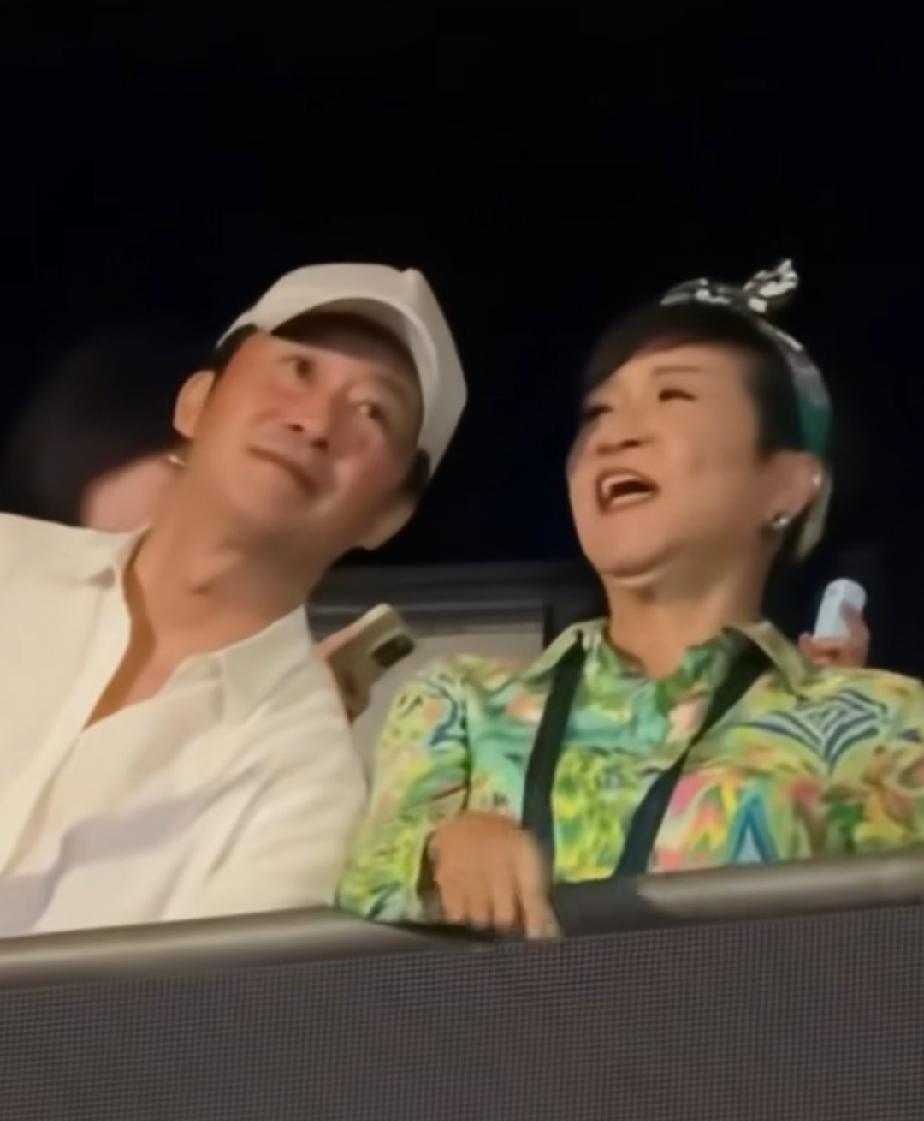 谢霆锋北京演唱会不仅女友王菲去了，谢霆锋妈妈狄波拉也去观看儿子演唱会了，和吴京谢