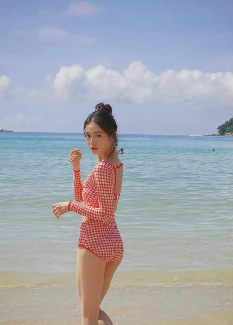 吴谨言泳装写真，这也太美了 ​​​