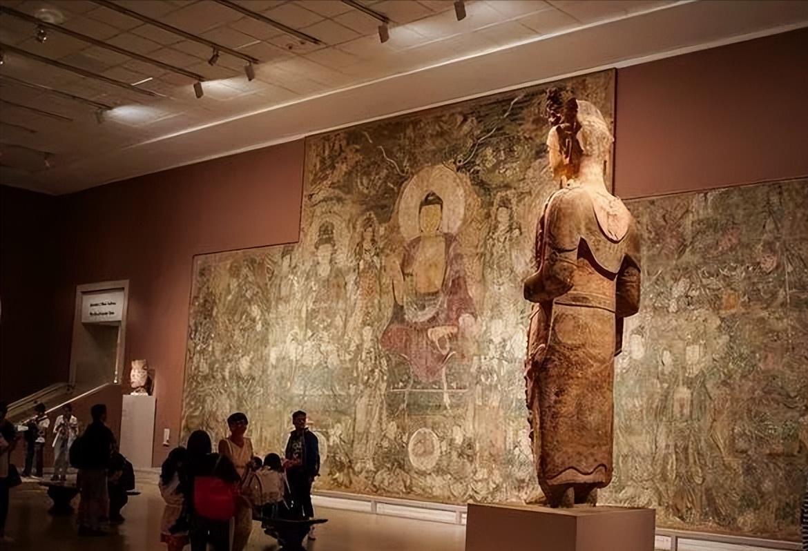 2017年，美国大都会博物馆，一群中国人正在欣赏该馆的镇馆之宝：一幅700多年前