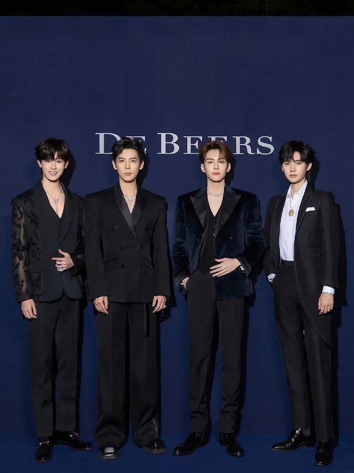 来看看大家第一眼都看到了谁？