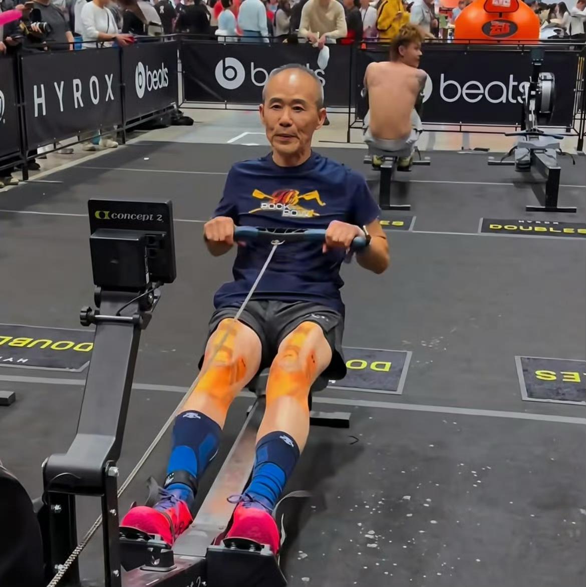 老夫娶了少妻，未必会越来越年轻！
只能说是强撑罢了。
王石都75岁了，还在拼命训