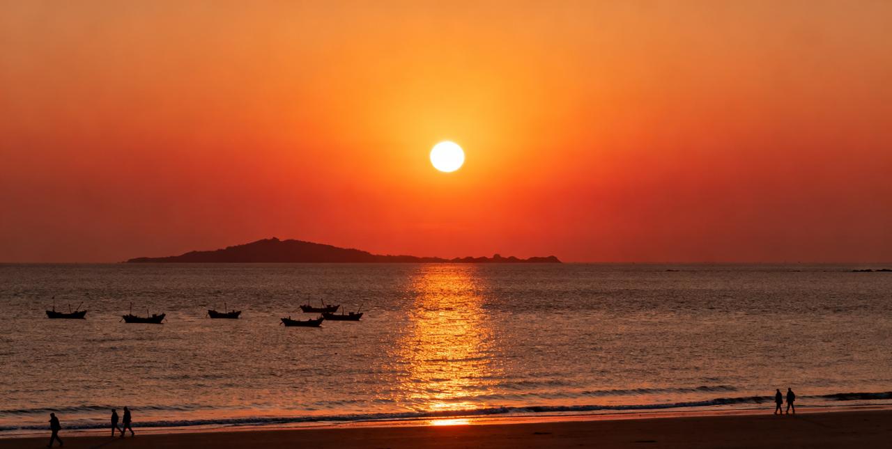 夕阳把积攒了一整天的光，毫无保留地泼洒向天际。起初是橘红，像醇厚的蜜，晕染着流云