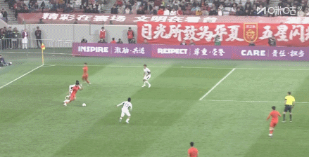 U23国足2-2战平泰国队，这两个球进得都很精彩，动图欣赏：

第一个进球是团队