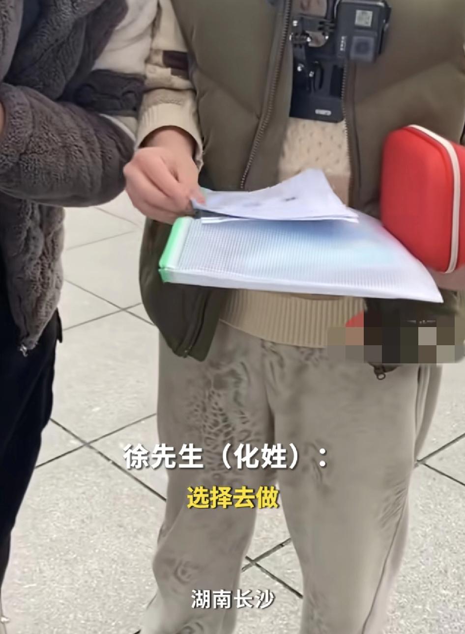 长沙一位29岁的陪诊师讲述每天工作的日常主要是带客户到相关的医院检查拿报告，月收