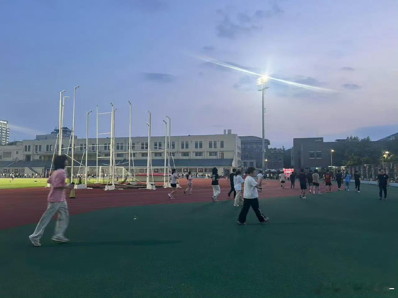 3小时从北大跑向丹麦全网热议趣味趣味脑洞话题，极速跨越两地的设定脑洞十足。打破常