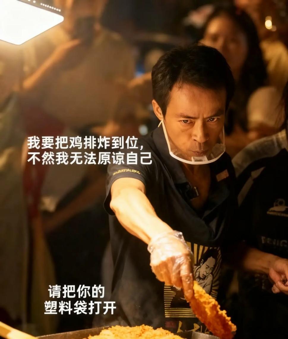 鸡排哥一夜爆火后现状鸡排哥后续来了没有反转也没有彻底崩塌更多的是回归最初的平淡。