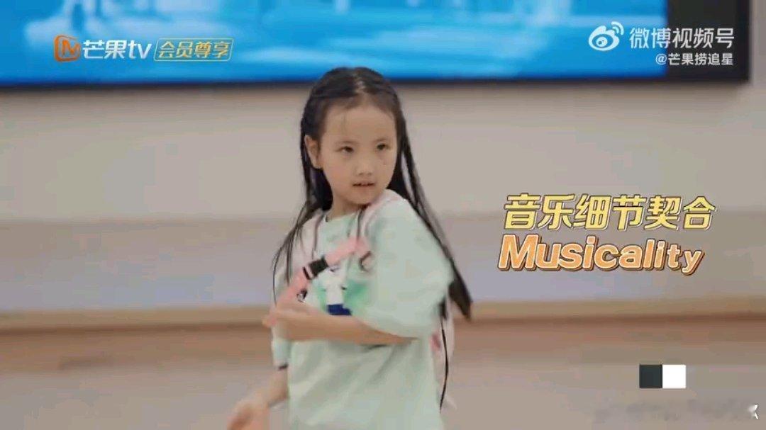 允儿跳likejennie家人们快看！爸爸当家售后聚会惊喜满满，允儿表演wacc