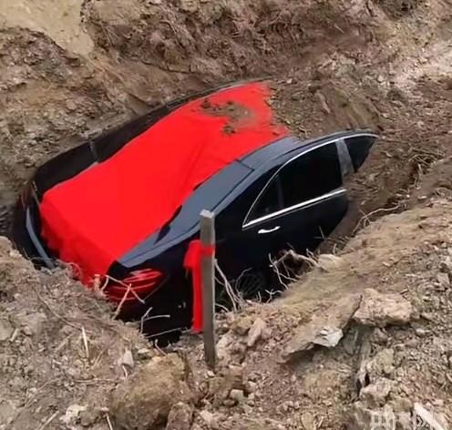 我同事说，举报辽宁埋车的网友管得太多了，人家自己的车，自己的墓地，想埋就埋呗，网