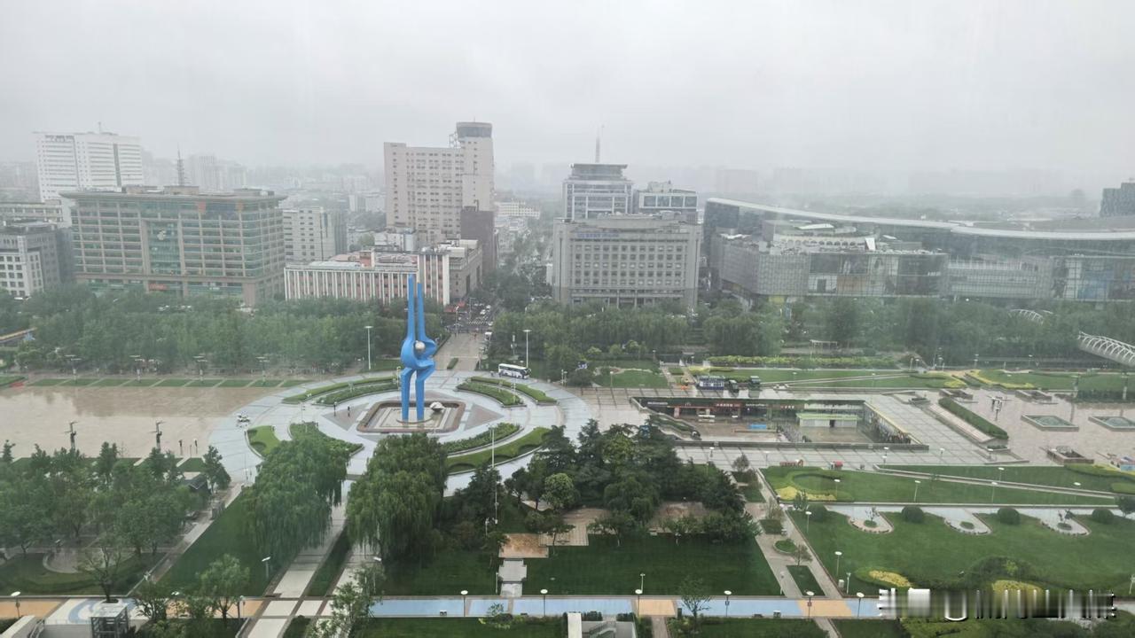 临江仙·雨望泉城
词/于志国
 
烟锁泉标凝碧影，风梳岸柳垂丝。
一城微雨淡如诗