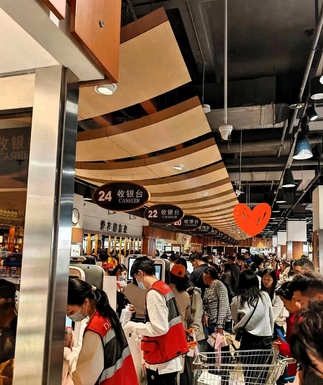 我姐在胖东来干了一个月
拿了1万1的工资。家人都为她感到高兴。但真正让她发生明显