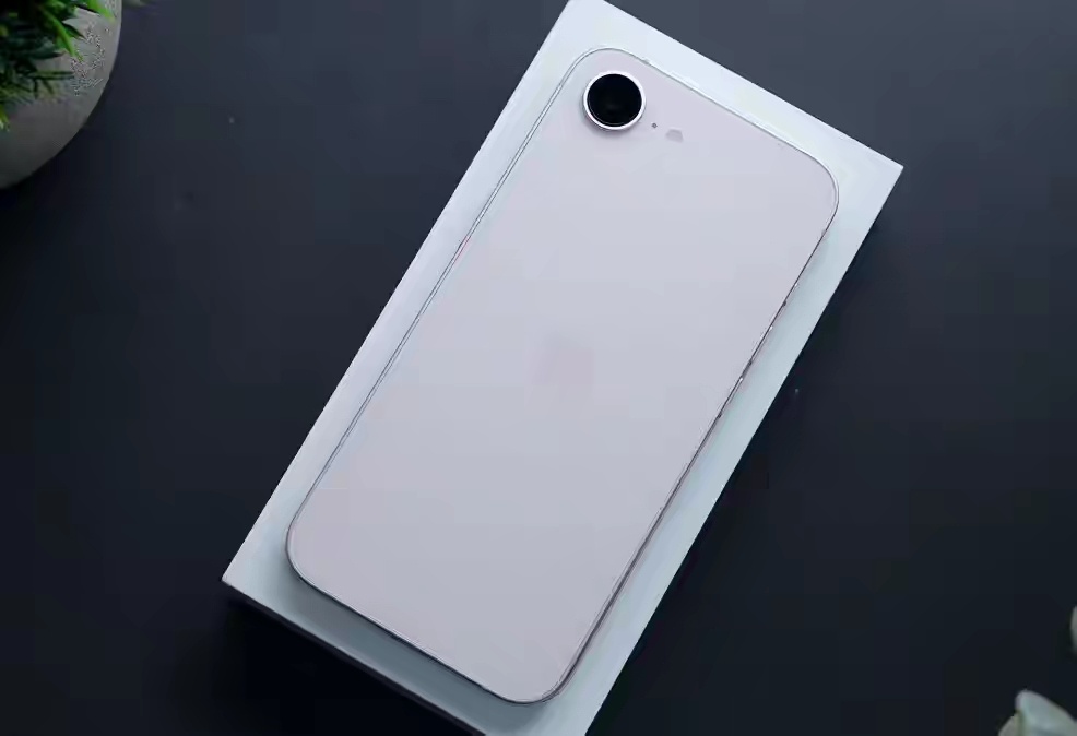 如果你需要个苹果手机来当备用机，那买新机的话，iPhone17e还是不错的，目前