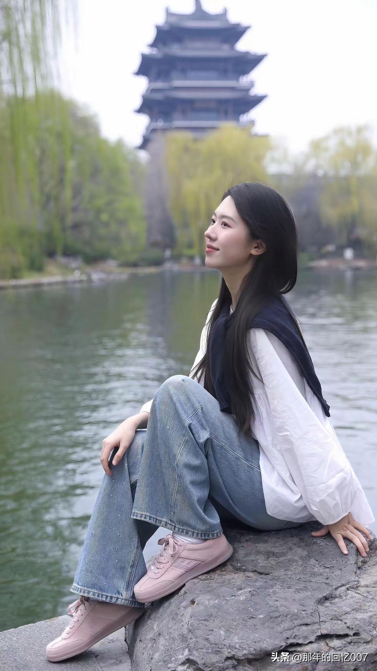 悠然自得，坐看湖光山色，感受岁月静好。