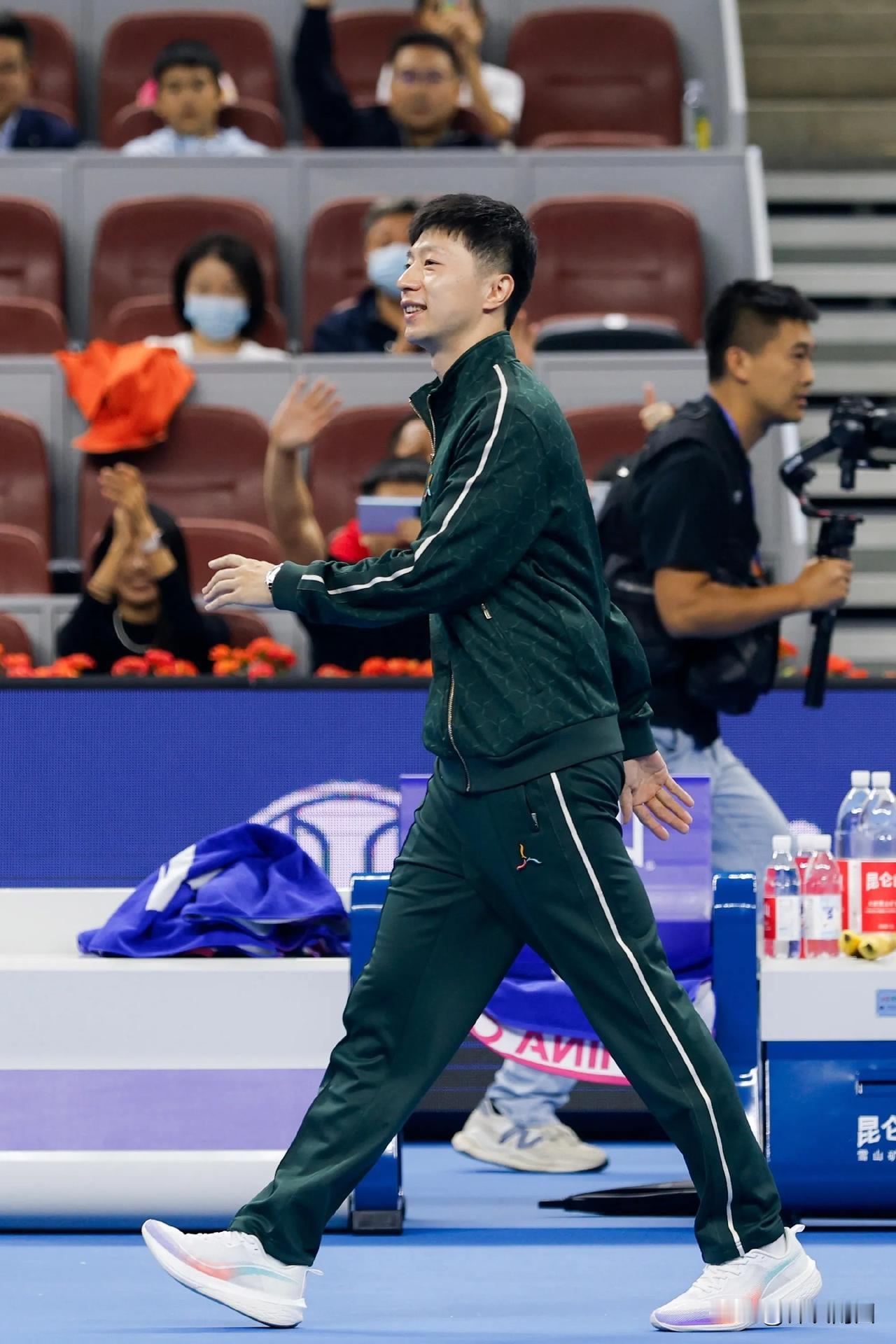 #马龙担任中网挑边嘉宾#
龙队担任挑边嘉宾穿的是李宁，穿出了奢牌效果，比网站上模