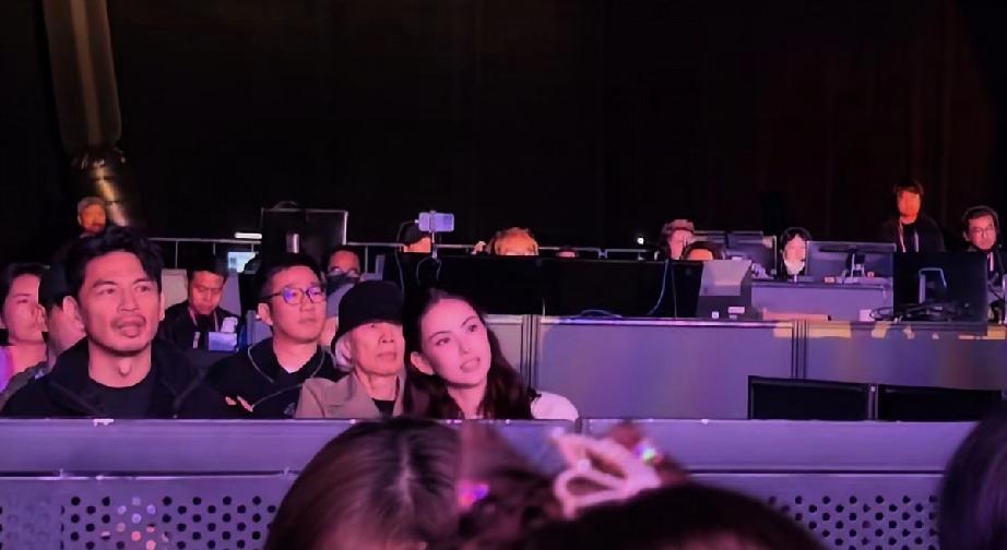 昆凌，第3场演唱会还是笑成那样!

4月5日，周杰伦在杭州的第3场演唱会举办，昆