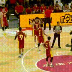 男篮内部似乎不那么团结，高诗岩疑似和杨瀚森发生内讧。还好贺希宁赶紧过来要杨瀚森冷